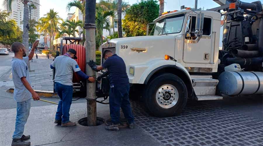 Trabajos de desazolve en alcantarillado de Mazatlán