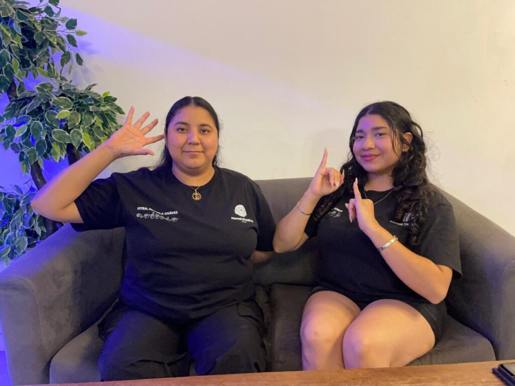 Instructoras de lengua de señas en Los Mochis