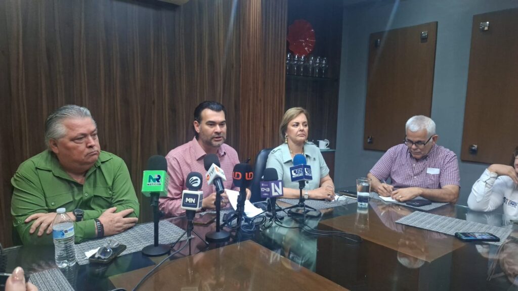 PErsonas sentadas con micrófonos enfrente