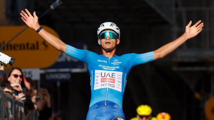 Isaac del Toro celebra victoria en el Tirreno-Adriático 2026