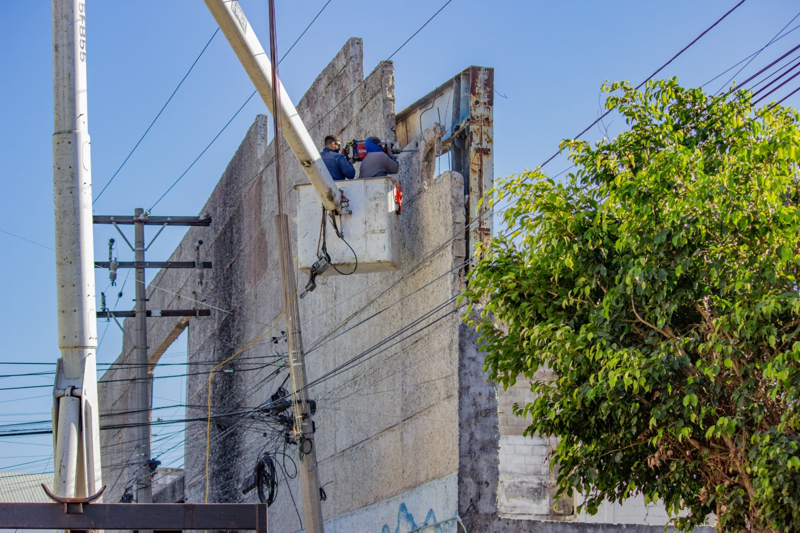 Inicia demolición de barda perimetral de antigua tienda del Issste