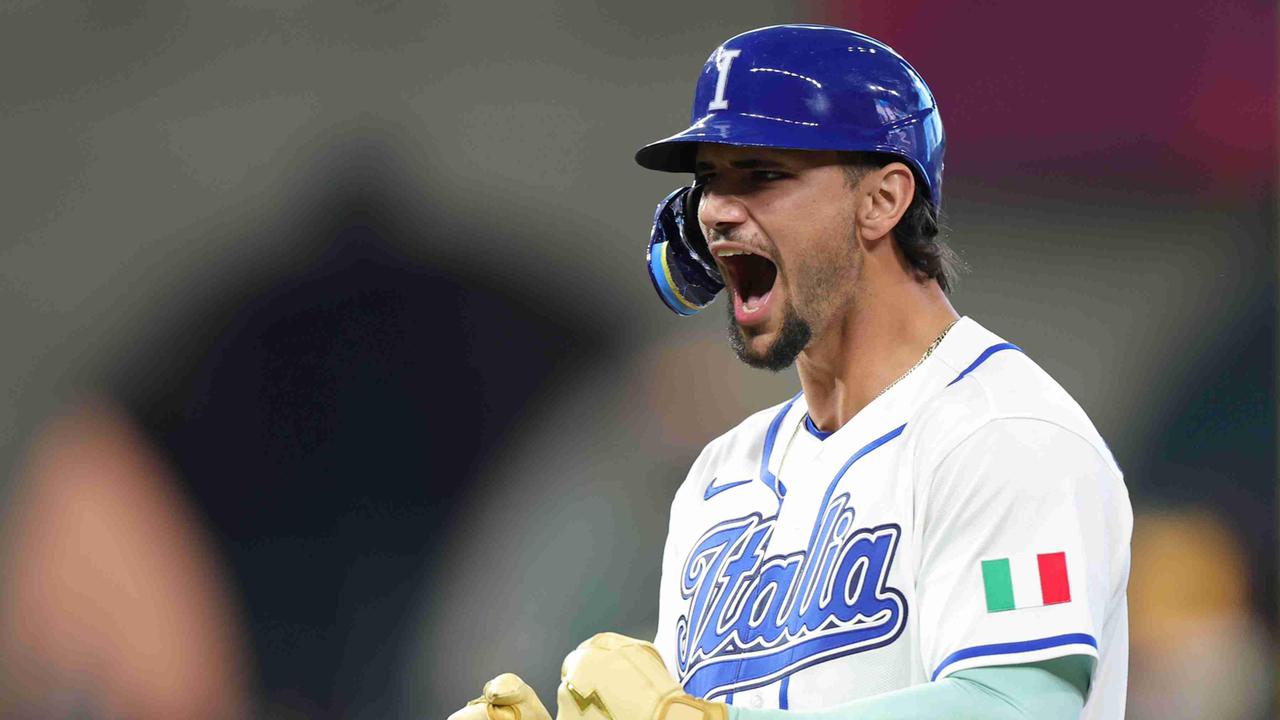 Jac Caglianone celebra batazo que le dió una carrera a italia en el Clásico Mundial de Beisbol