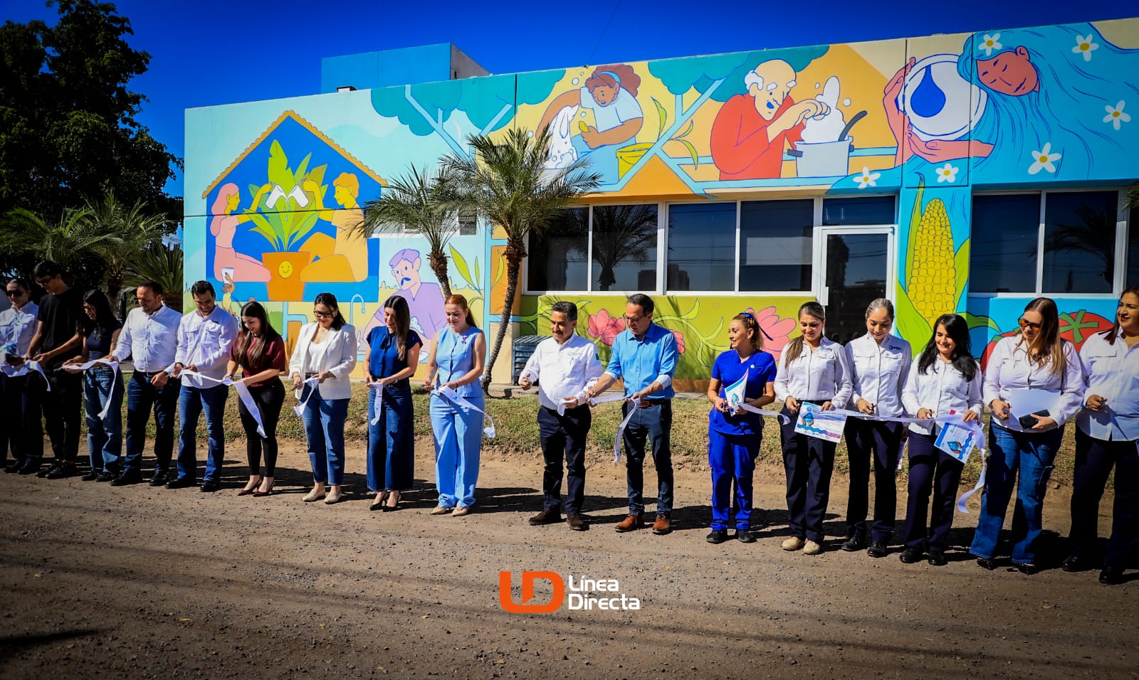 Cortando listón de inauguración
