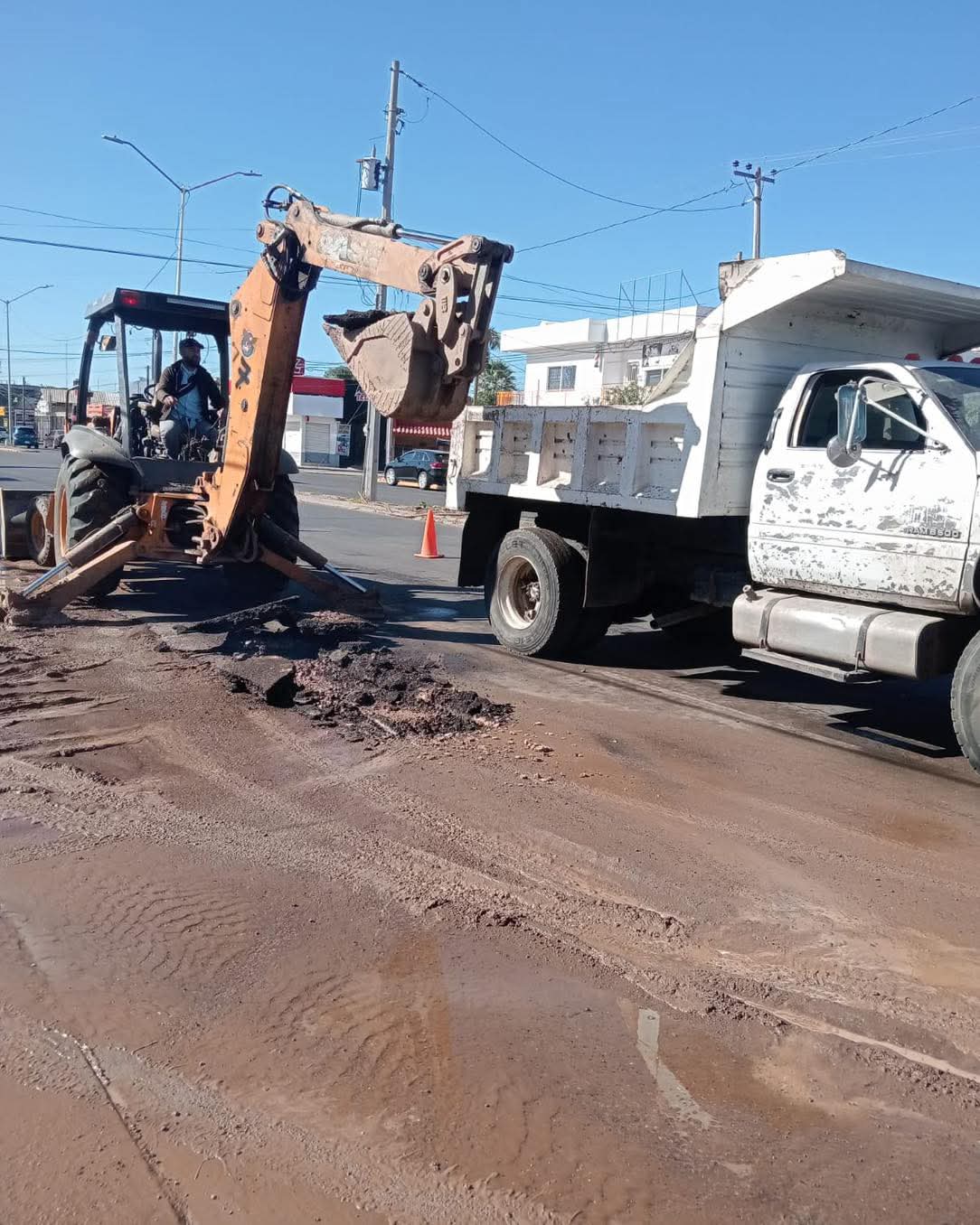 Maquinaria abriendo una calle