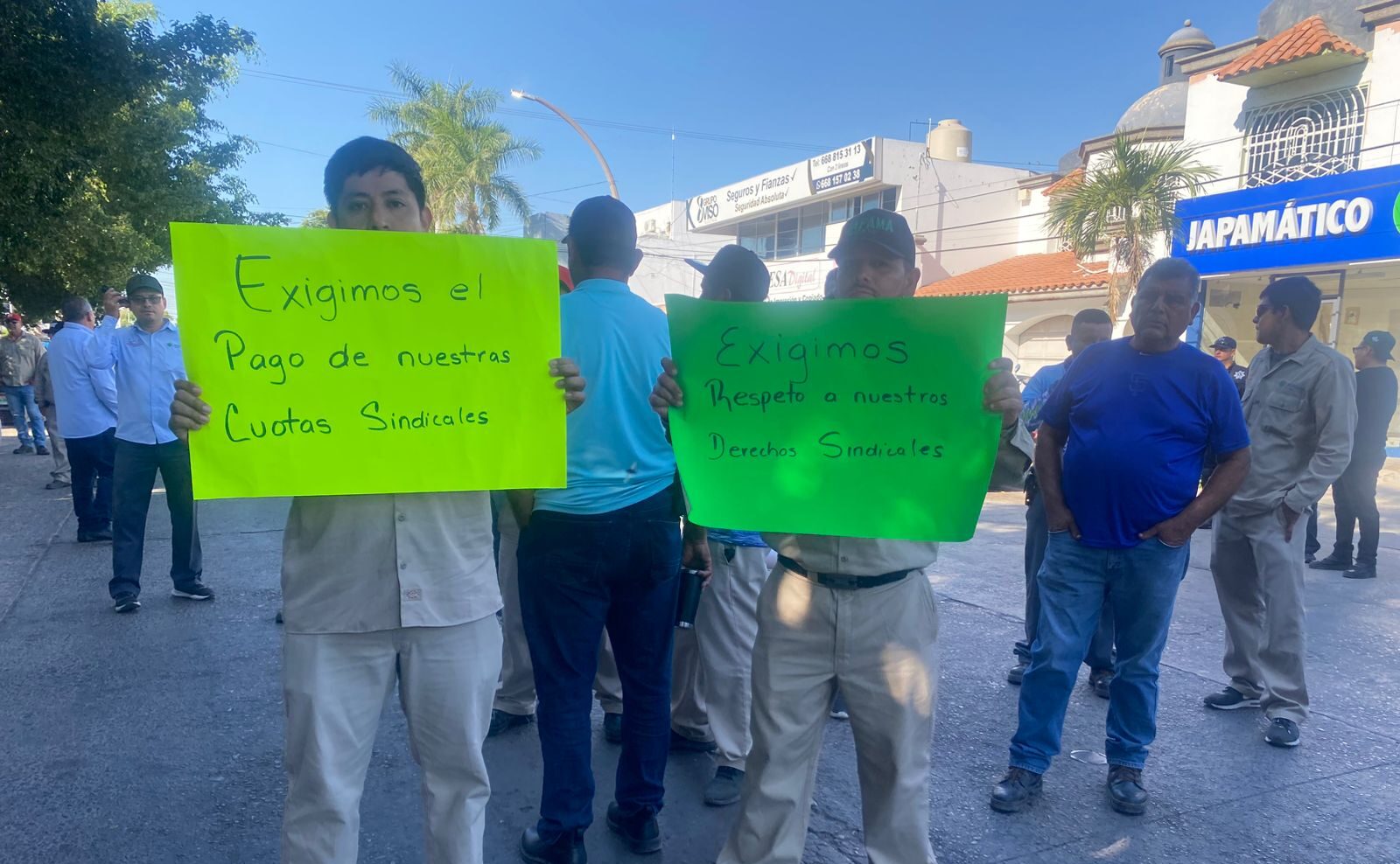 Empleados de Japama manifestándose afuera de las instalaciones de la paramunicipal.
