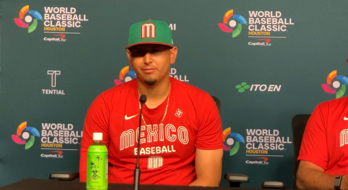 Javier Assad con el jersey de México