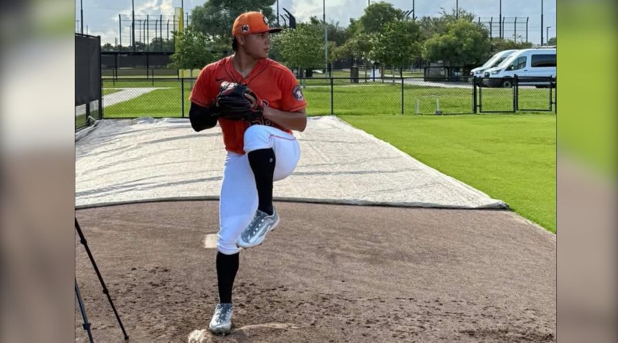 Pitcher parado sobre el montículo preparado para lanzar