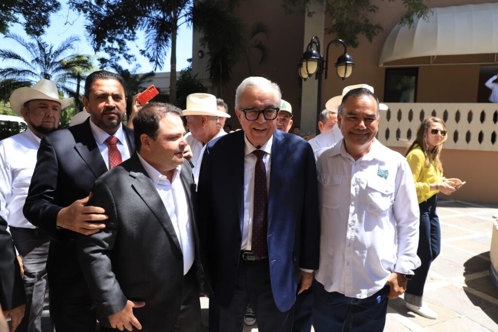 Jesús Alberto Rojo Plascencia y Rubén Rocha Moya en Culiacán tras informe de Caades