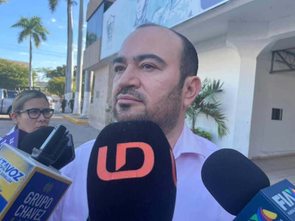 Persona con micrófonos frente a él