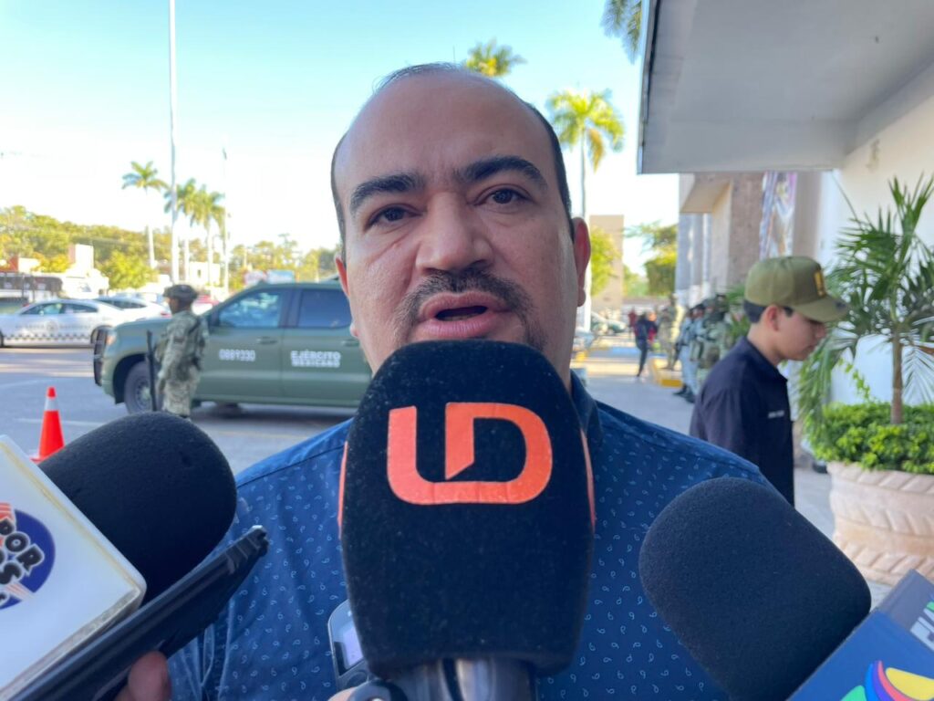 Jesús Arnoldo Serrano Castelo con micrófonos de prensa
