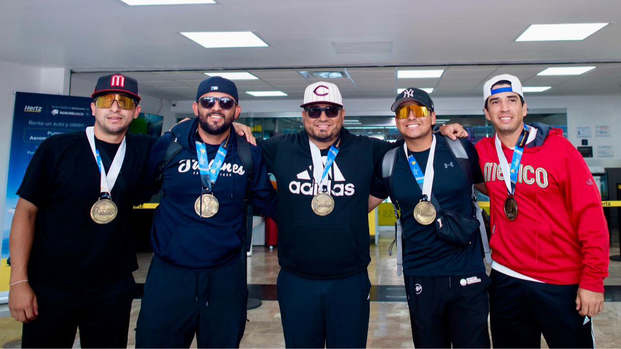 Jugadores de Softbol con medallas