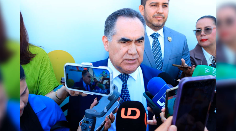 El rector de la UAS, Jesús Madueña Molina, en entrevista para medios de comunicación