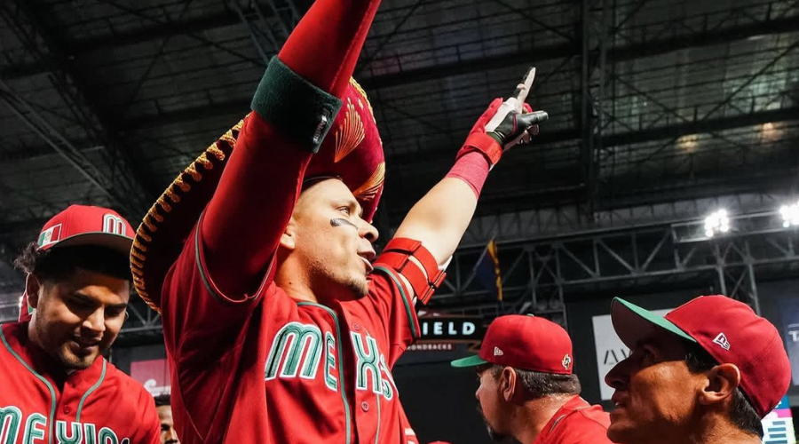 Jugador de beisbol con sombrero de charro puesto y levantando las manos