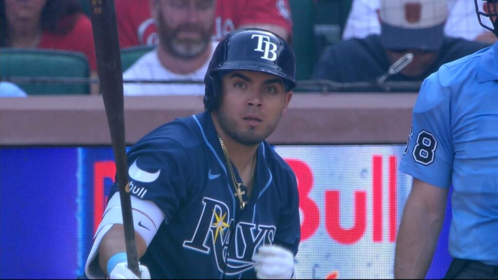Jonathan Aranda jugando en la MLB