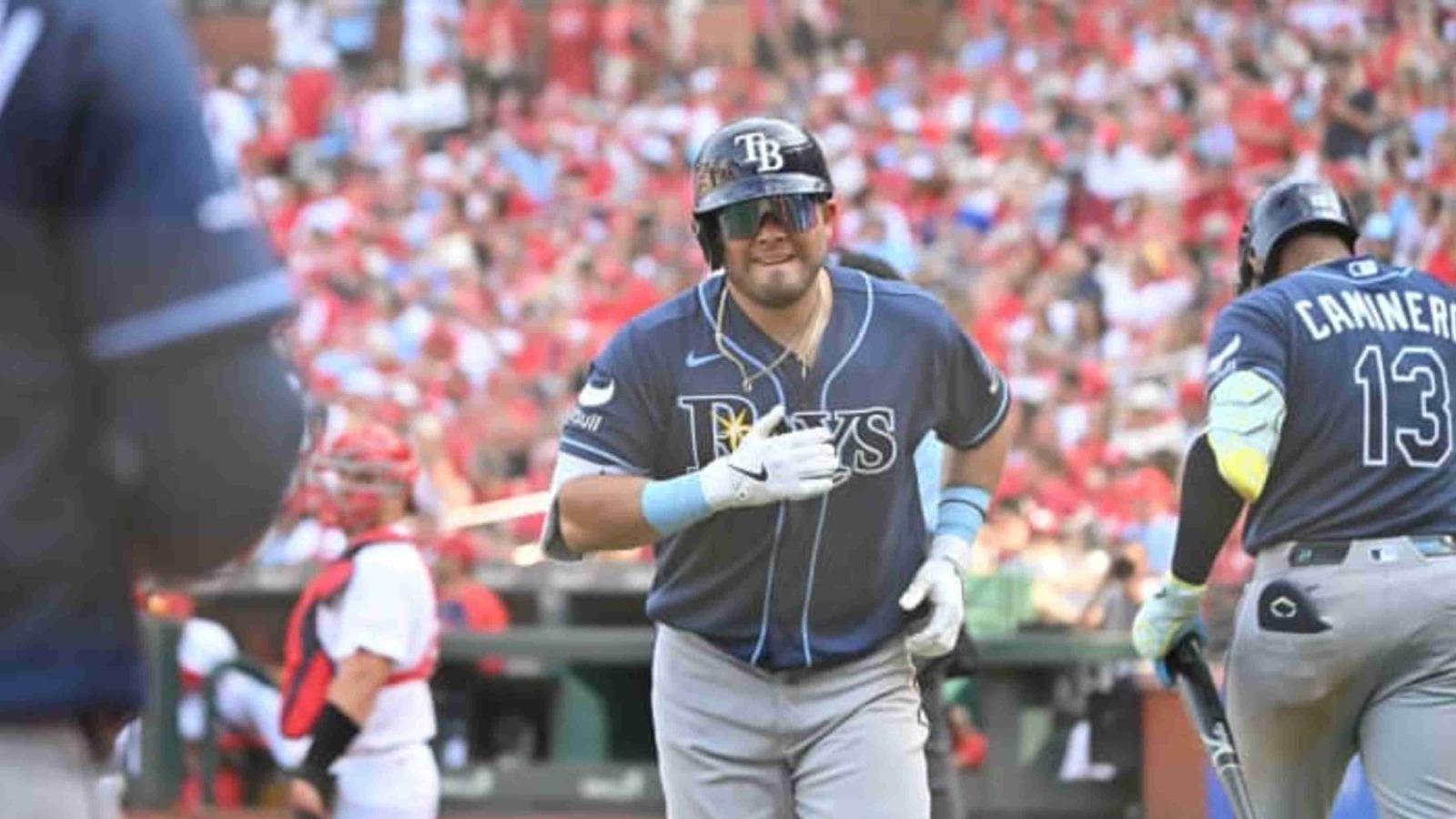 Jonathan Aranda jugando en la MLB