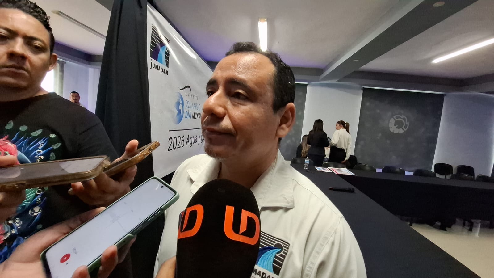 Jorge Guadalupe González siendo entrevistado por noticieros