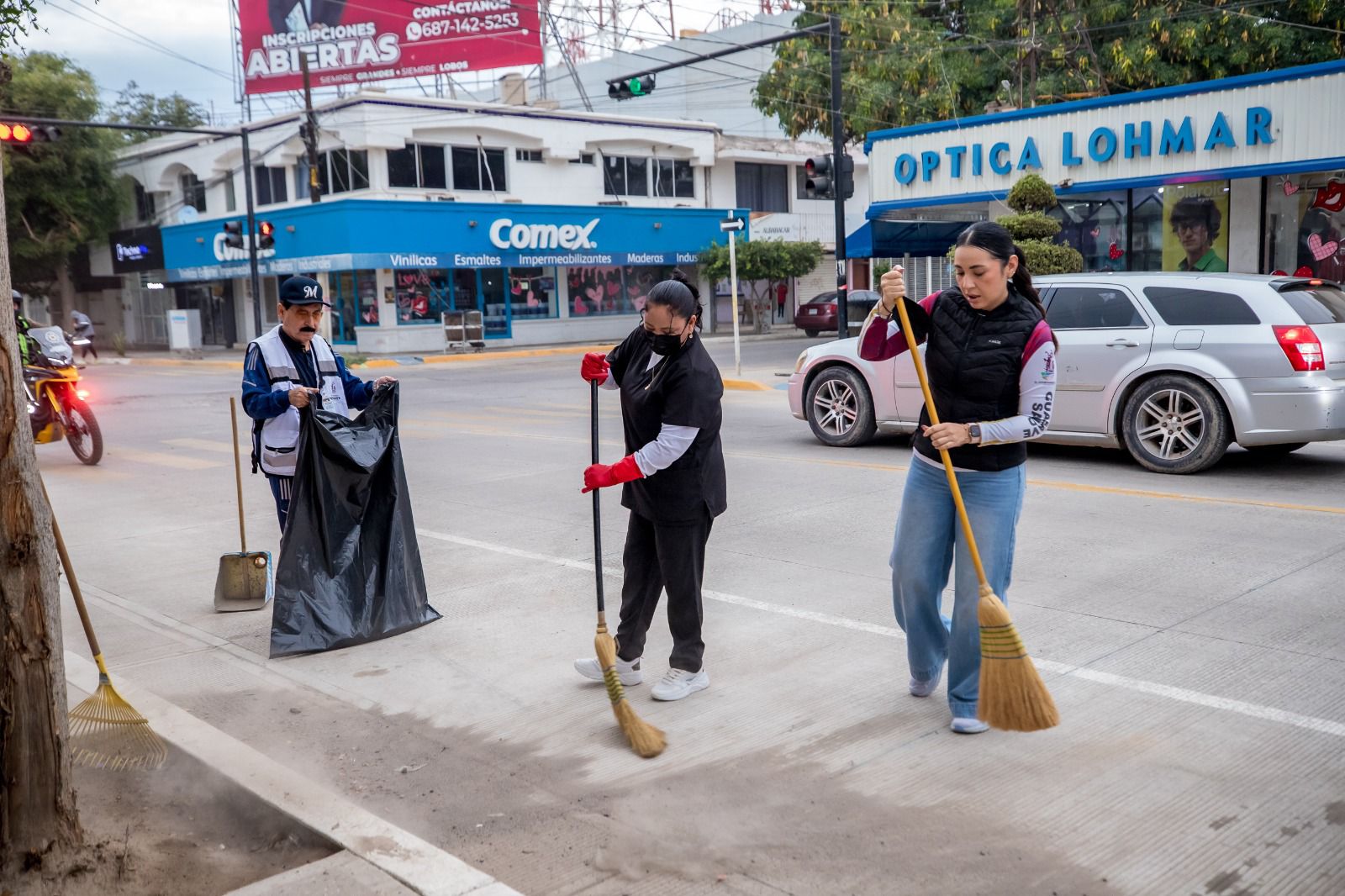 Funcionarios municipales participan en jornada de limpieza en el centro de Guasave