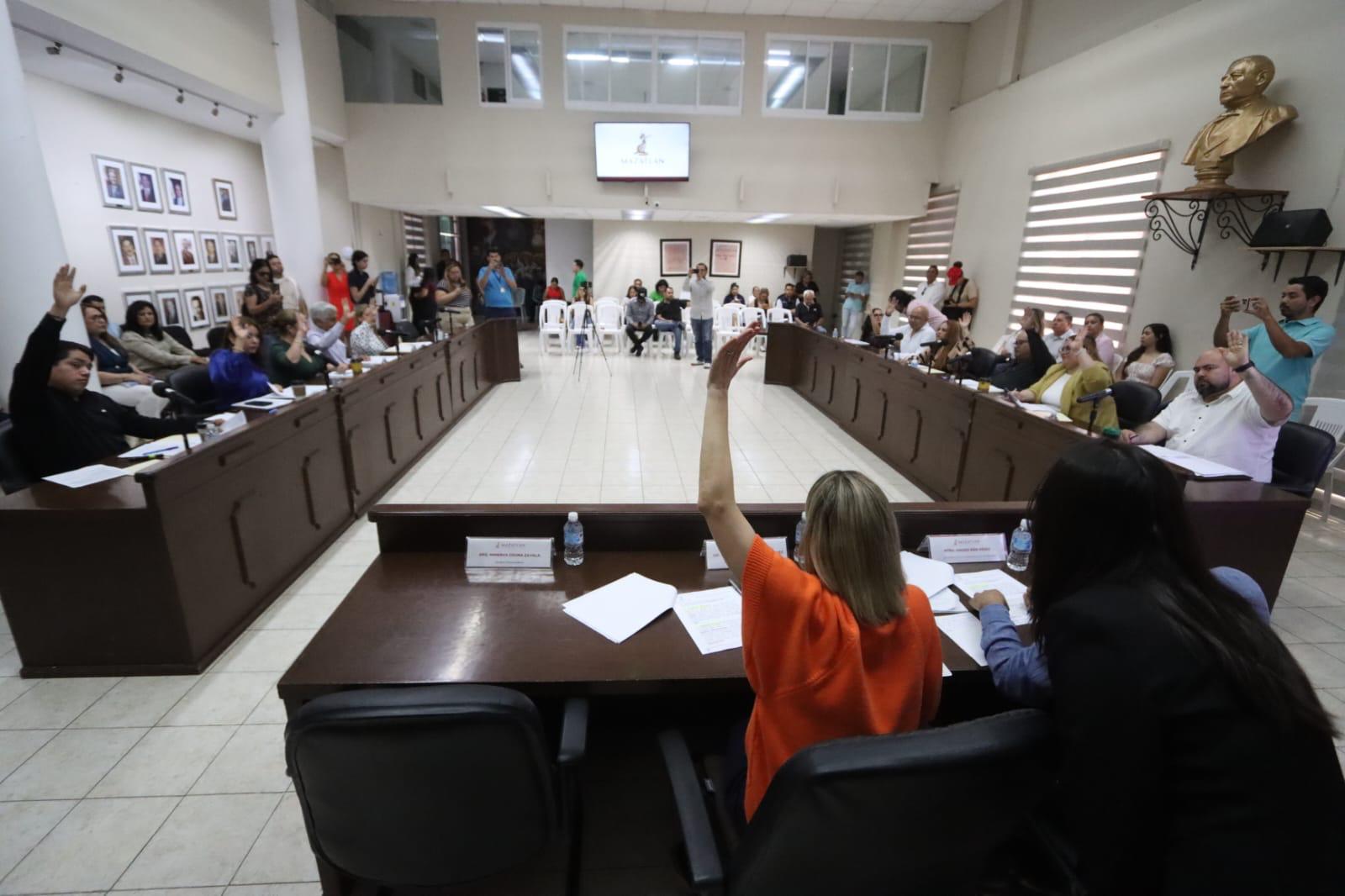 personas en reunión levantando la mano
