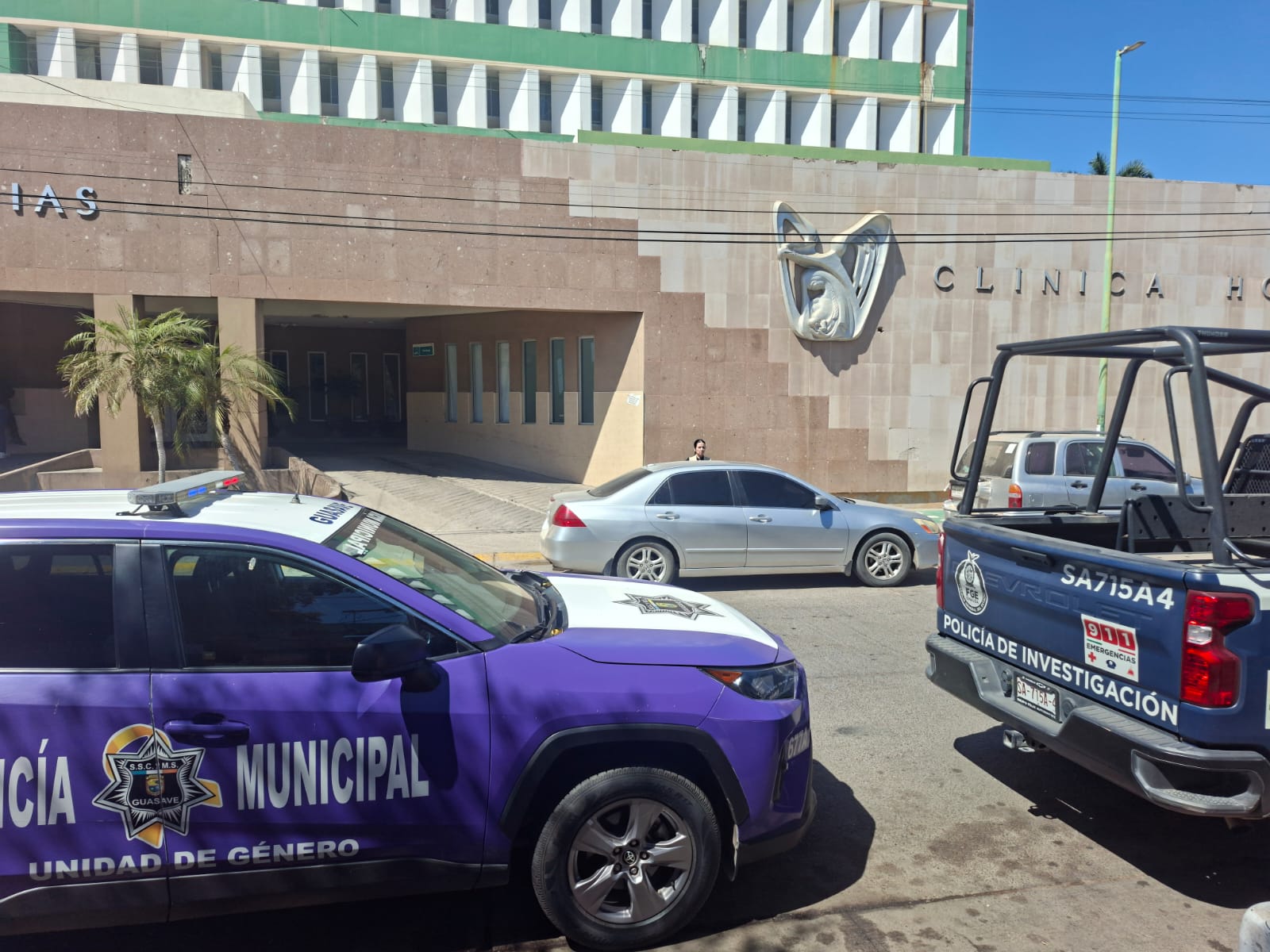Unidades de Policía y FGE a las afueras de un hospital