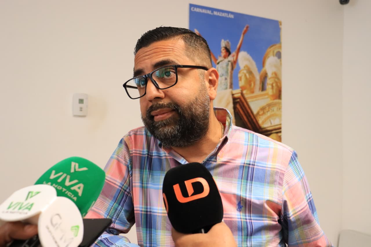 Funcionario hablando al micrófono