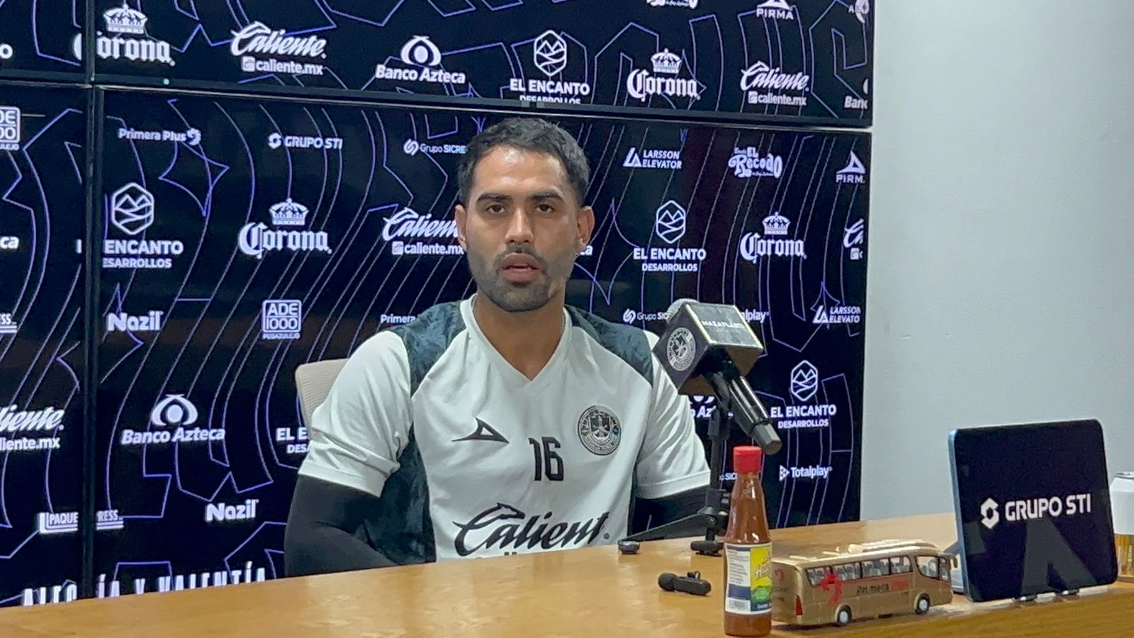José Esquivel dando entrevista