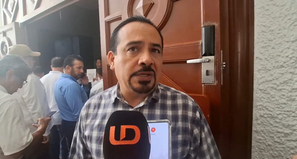 Funcionario hablando al micrófono