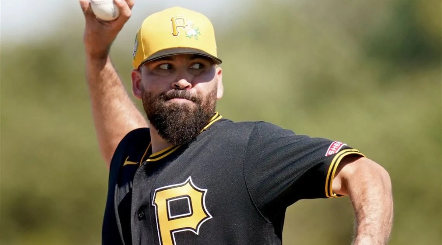 José Urquidy lanzando pelota en juego de béisbol
