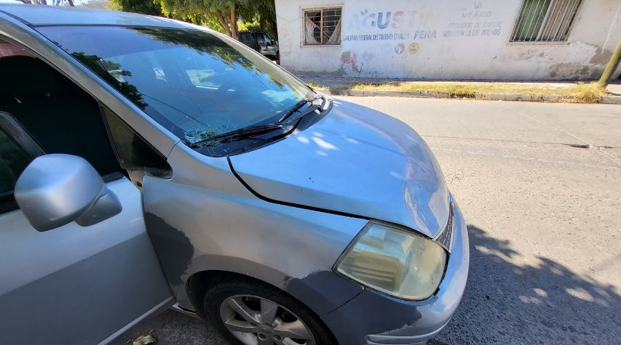 Vehículo con la puerta derecha abierta y una abolladura en la parte del frente