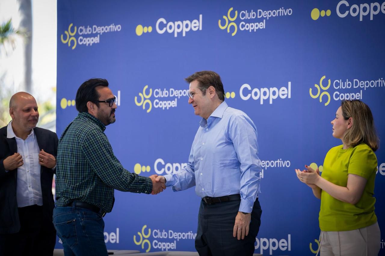 Juan de Dios Gámez Mendívil, alcalde de Culiacán y Agustín Coppel Luken, director ejecutivo de Coppel se dan la mano en la inauguración del Club Deportivo Coppel