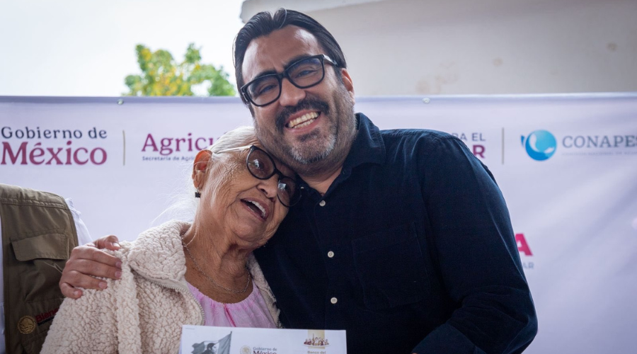 Alcalde de Culiacán junto a una mujer mayor abrazándola y sonriendo para la foto