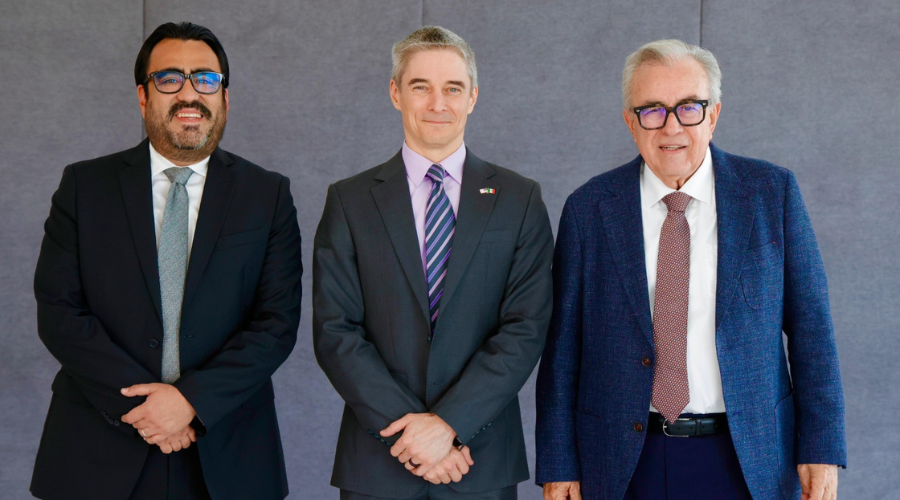 Juan de Dios Gámez, Rocha Moya y Cónsul de EU posando para la foto