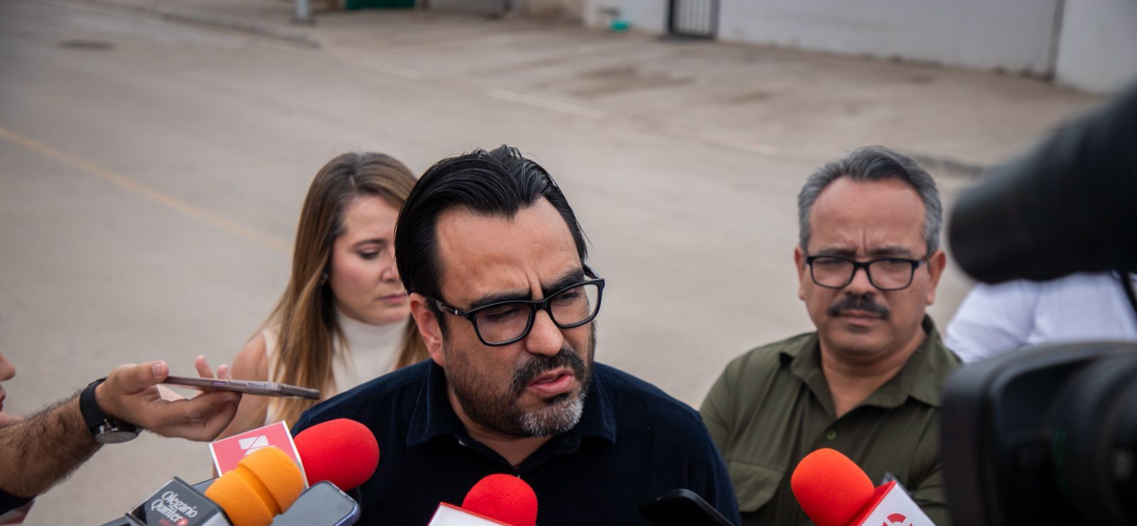 Juan de Dios Gámez Mendívil, alcalde de Culiacán, con micrófonos frente a él