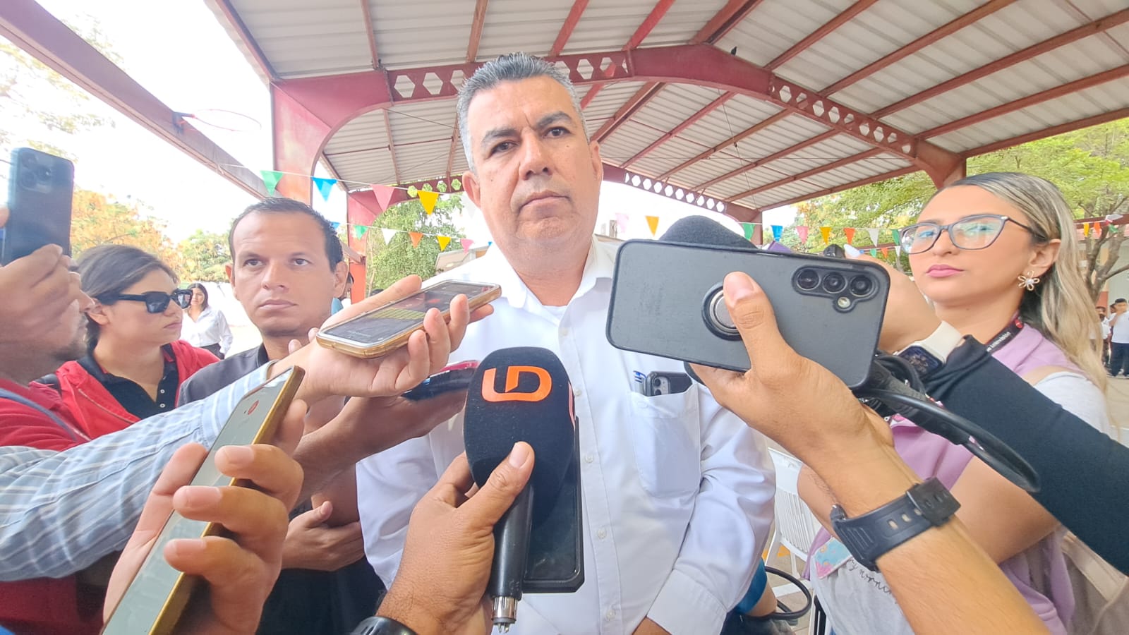 Julio César Ramos Robledo dando entrevista
