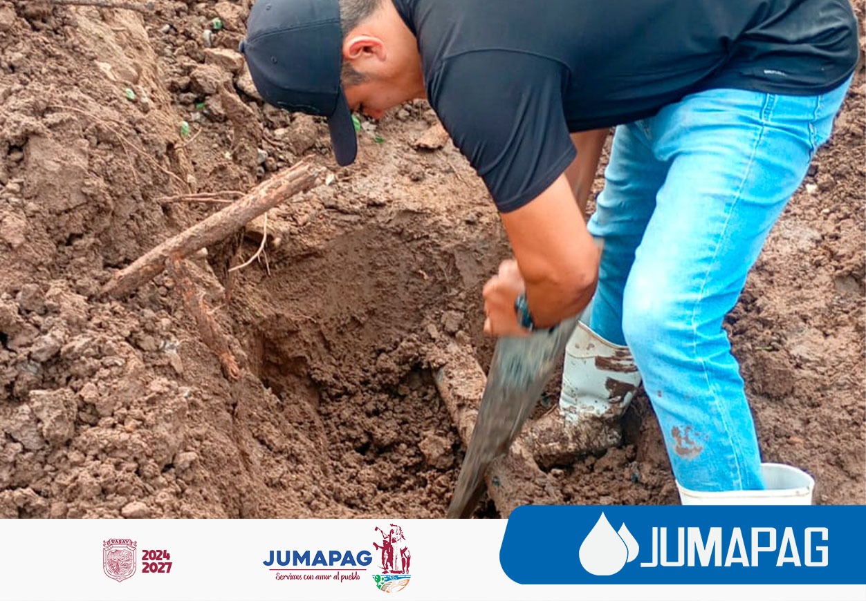 Personal de Jumapag realizando trabajos en la calle Corregidora.