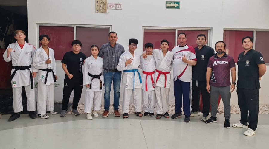 Atletas uniformados, autoridades del deporte en Ahome posando para la foto