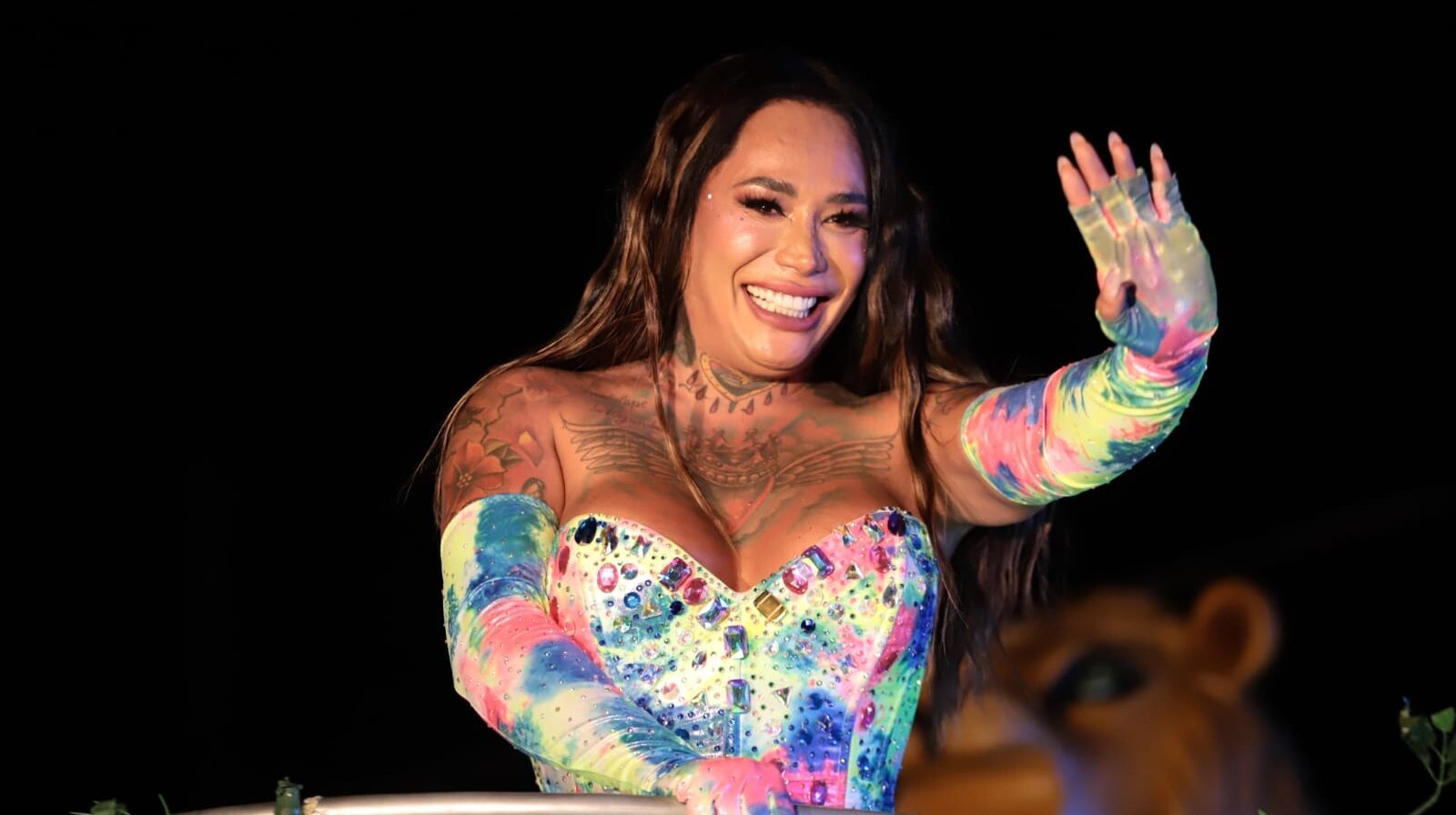 Karina Torres saludando desde su carro alegórico