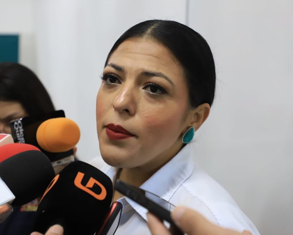 Funcionaria hablando al micrófono