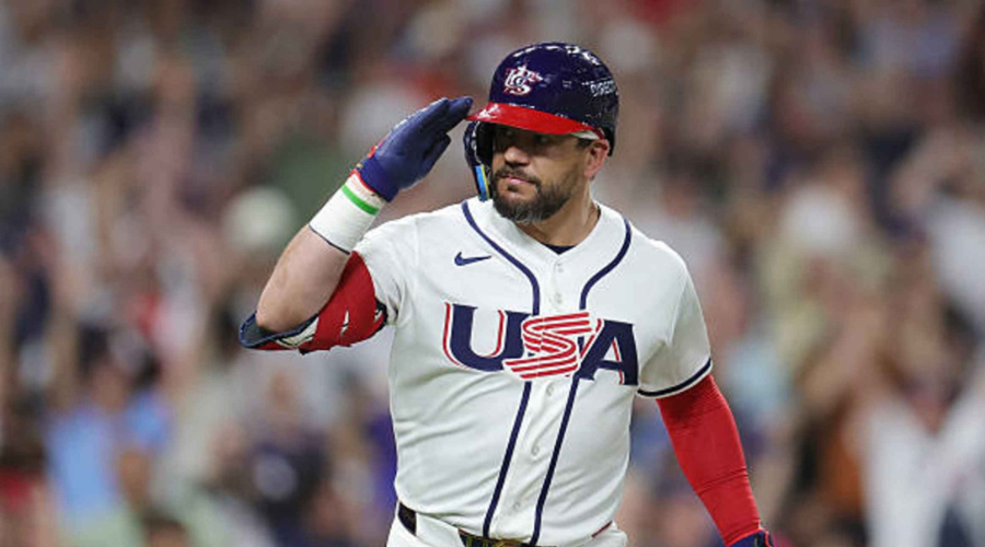 Kyle Schwarber, de EU, en el juego contra los británicos en el Clásico Mundial 2026