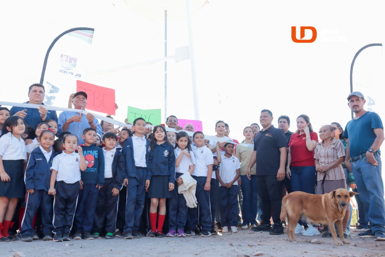 Gildardo Leyva junto a niños y funcionarios haciendo corte de listón