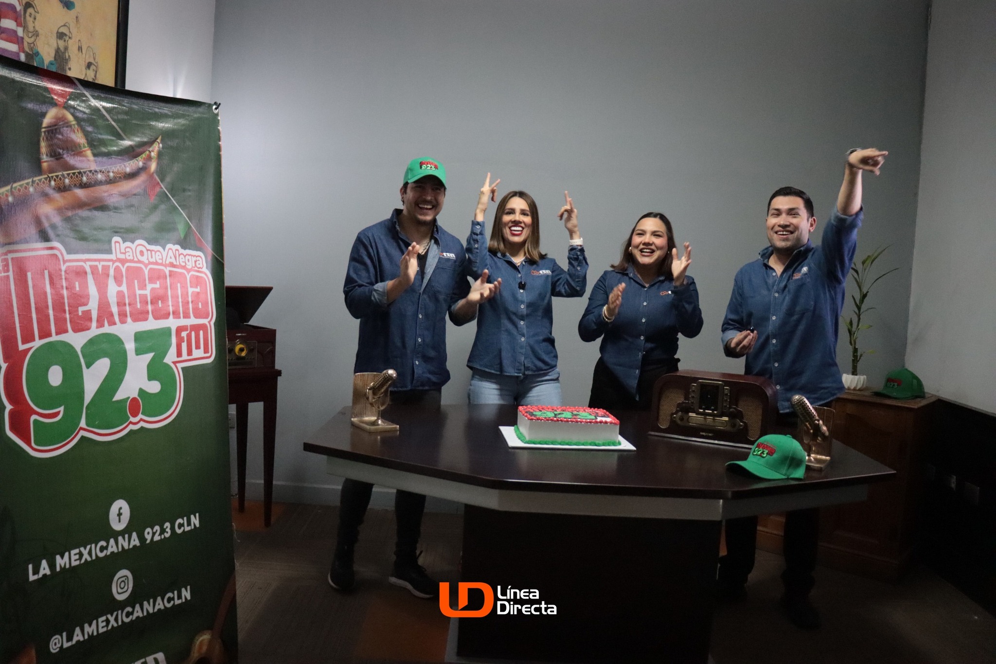 Locutores de La Mexicana posando para la foto