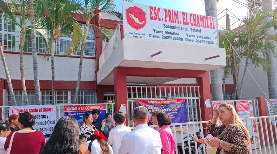 Manifestación en la primaria El Chamizal, en Mazatlán