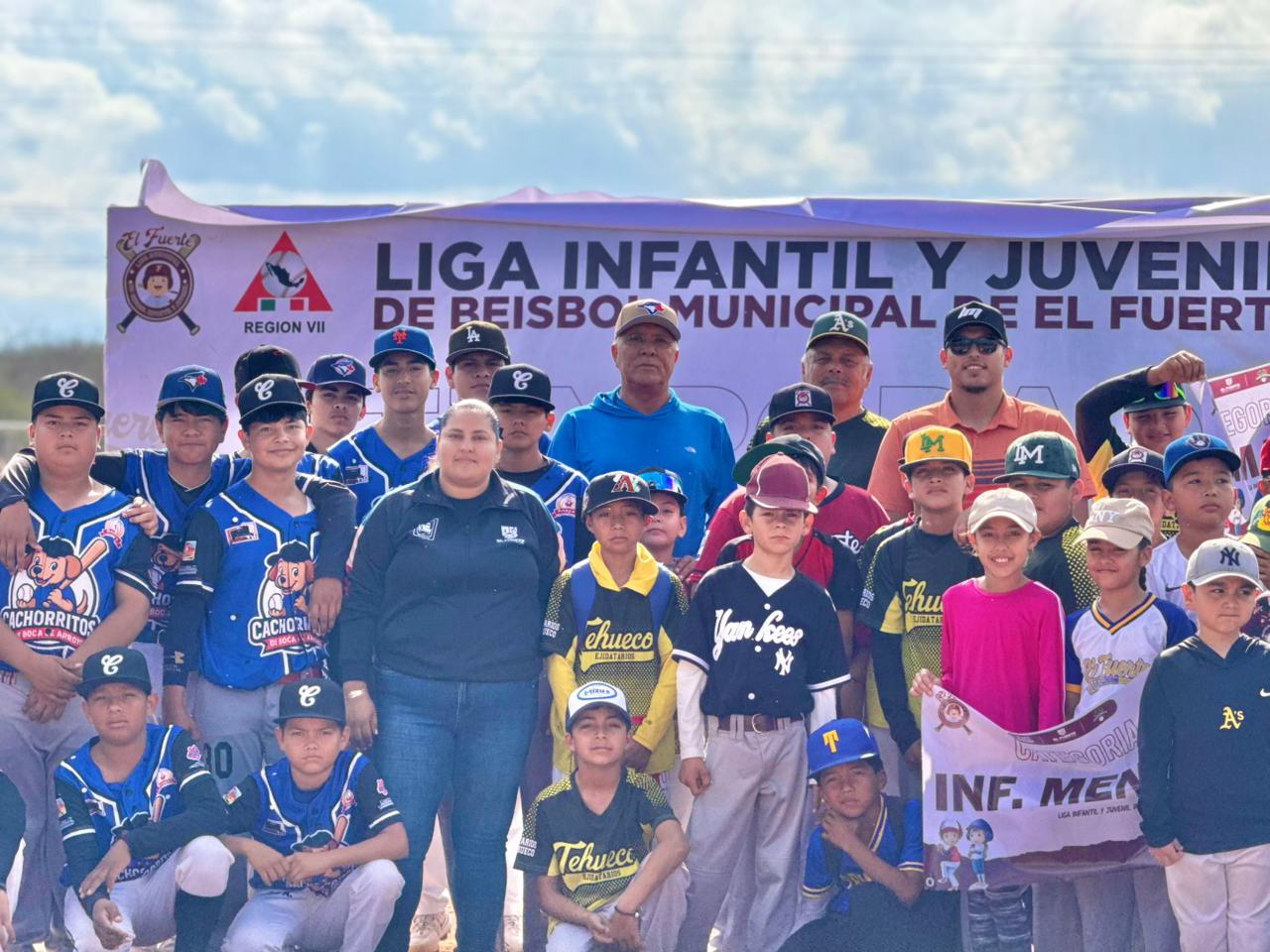 Alcalde Gildardo Leyva con jugadores de categoría infantil