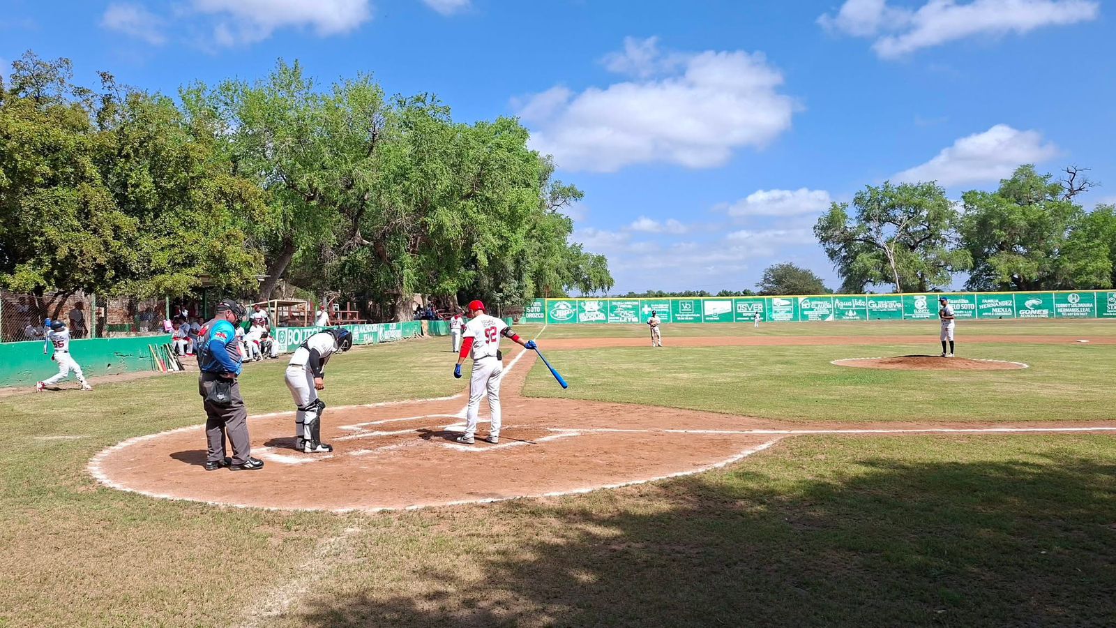 Personas en un partido de beisbol en un estadio