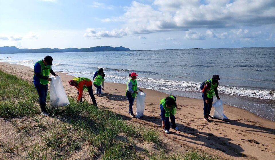 Limpieza de playa El Maviri en 2025