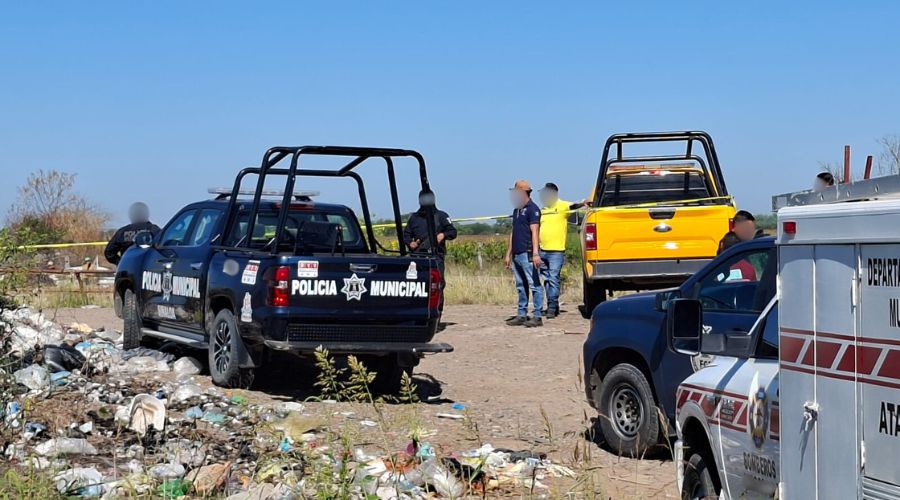 Unidades y elementos de cuerpos de emergencia en una zona tipo baldío