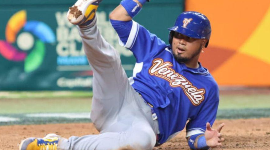 Luis Arraez se desliza entre el campo de juego durante el Venezuela y EUA en el Clásico Mundial de beisbol