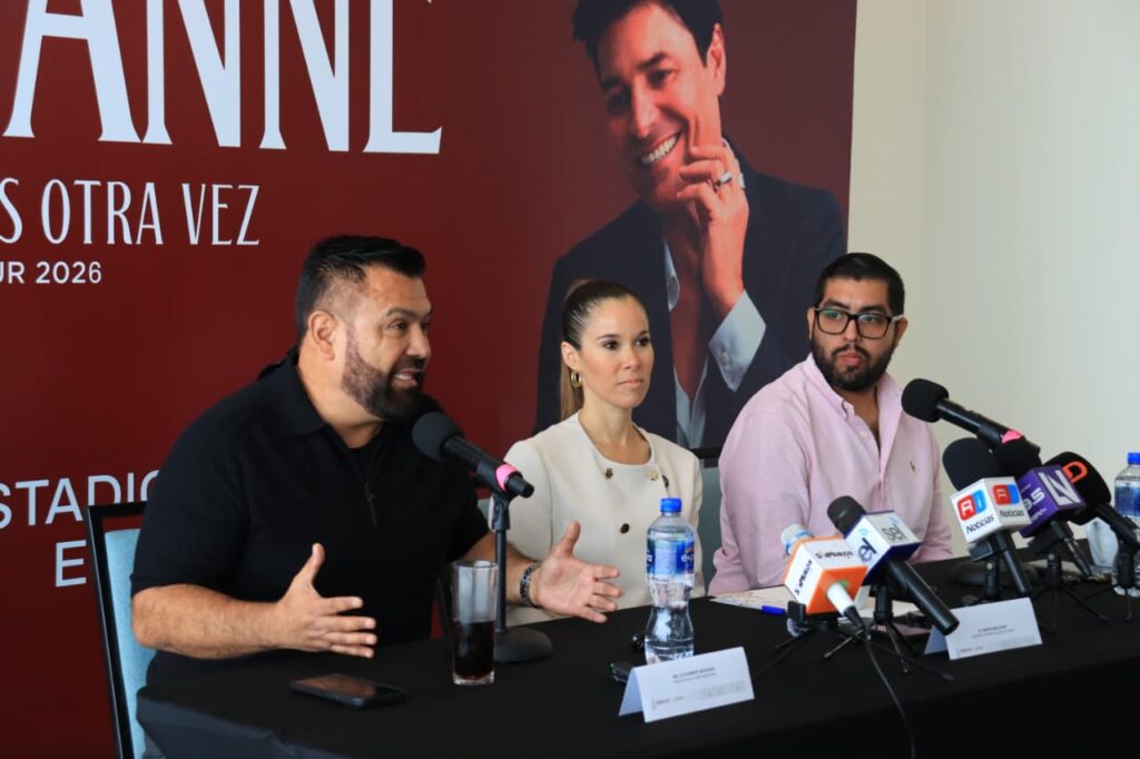 Luis Roberto Ontiveros, director del Pacífico Fondo Empresarial Chevron habla con medios de comunicación sobre el concierto de Chayanne en Mazatlán