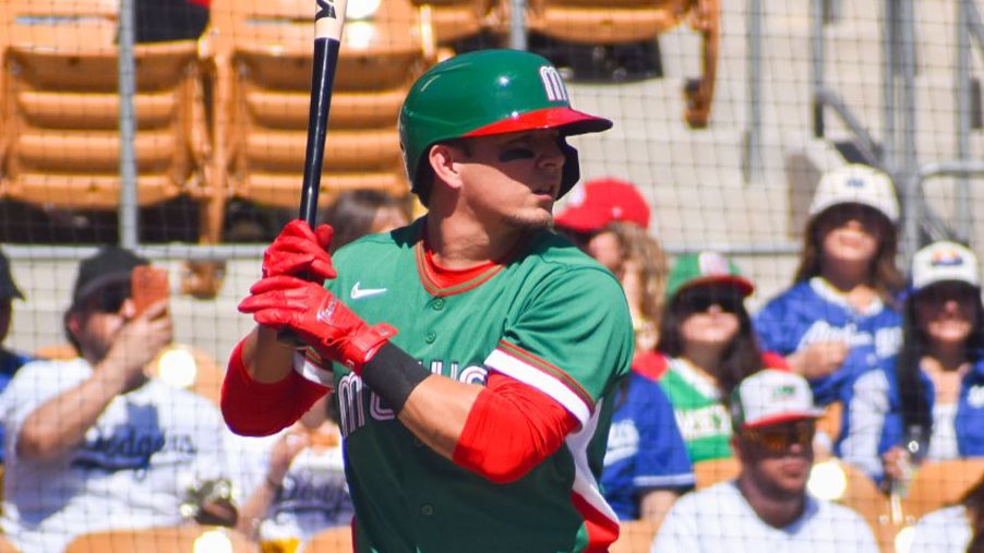 Luis Urías en su turno al bat con México