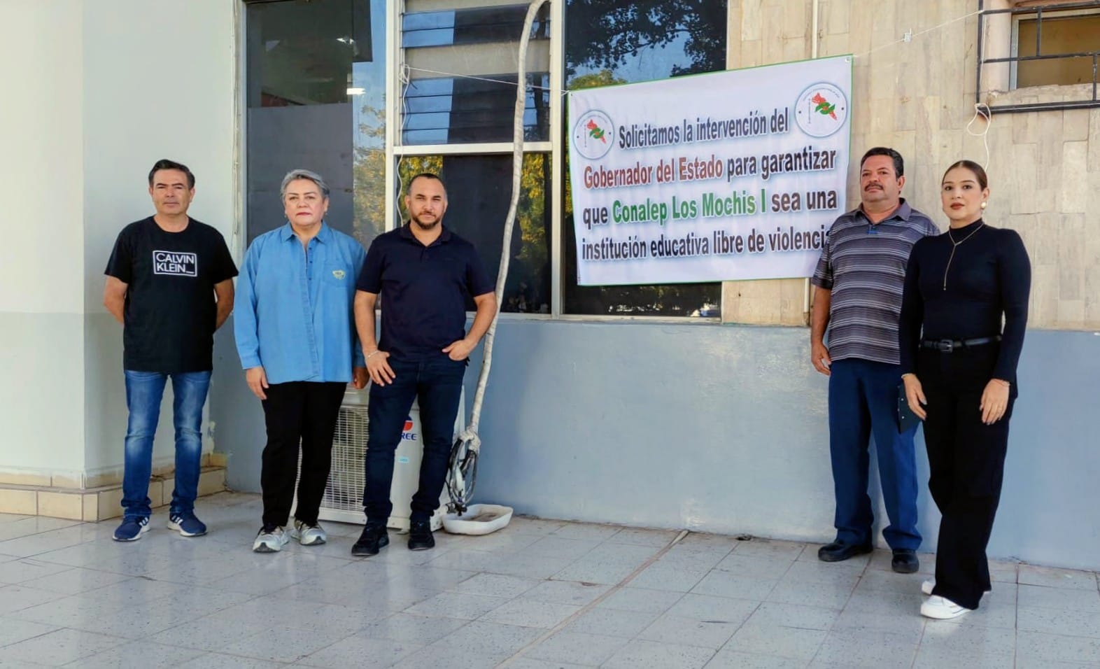Maestros con una manta de protesta en el Conalep