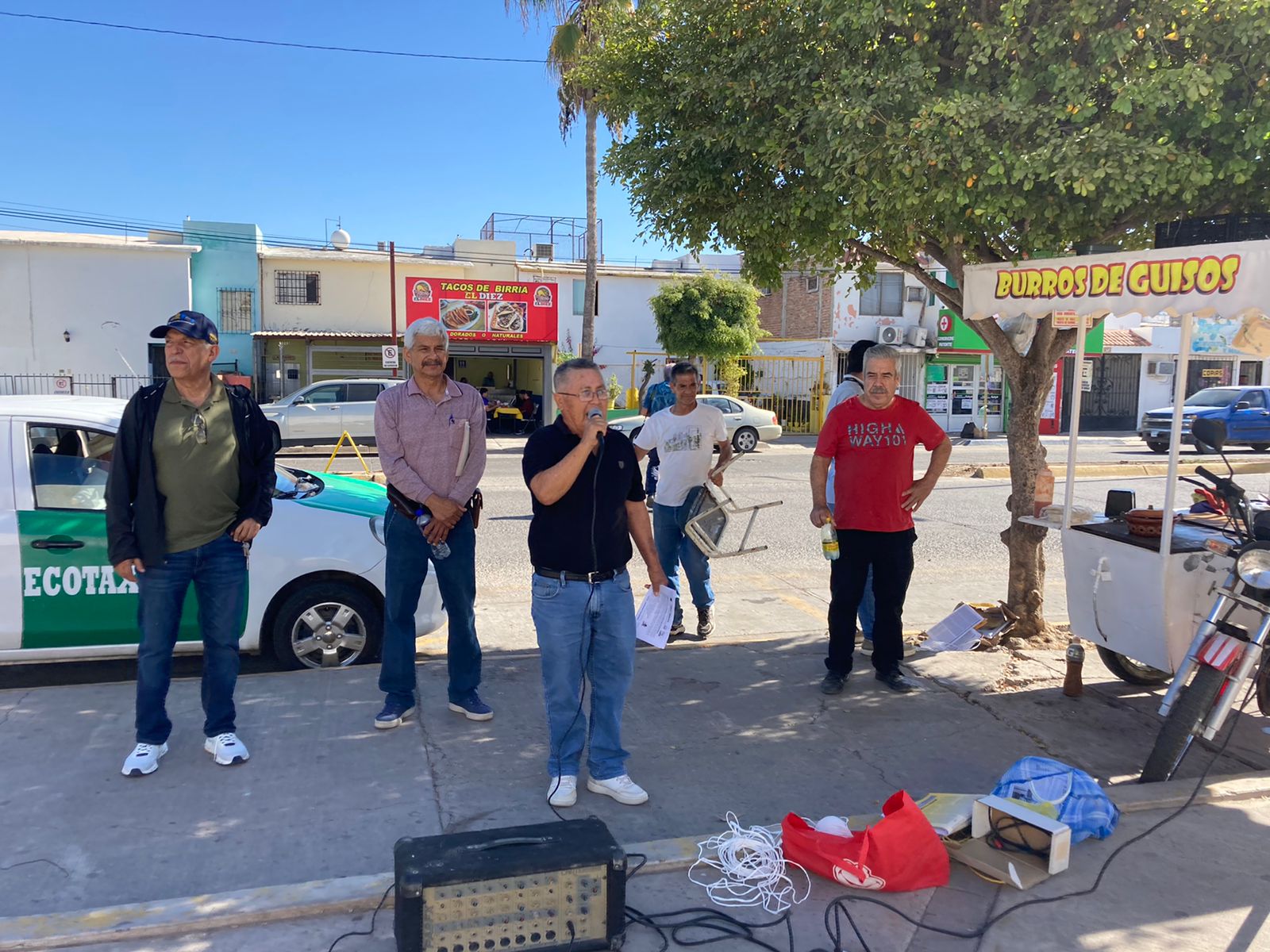 Personas manifestaciones en el Issste de Los Mochis